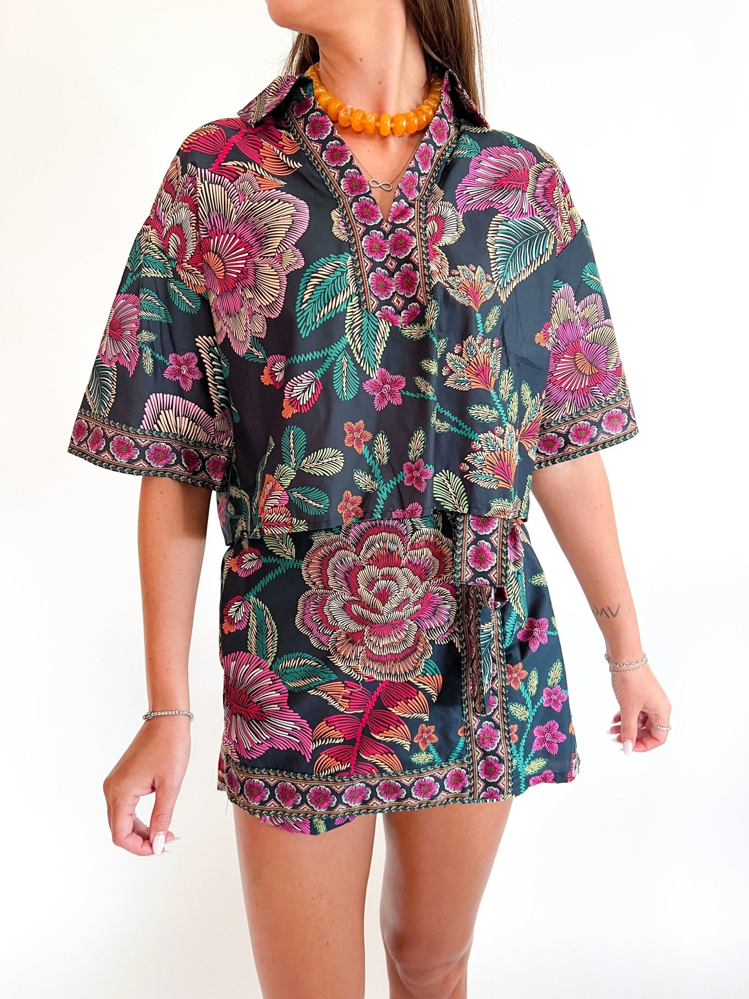 Floral collared top with short sleeves