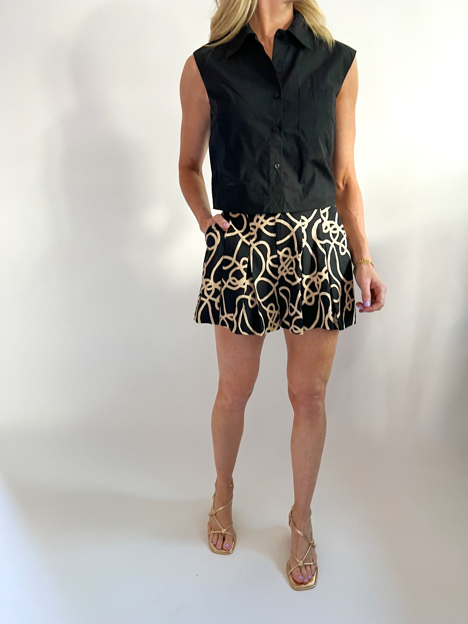 Black sleeveless poplin top with button front