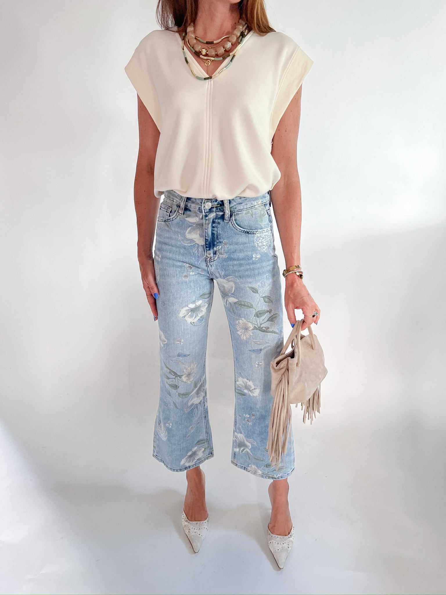 Cap sleeve top with structured collared silhouette